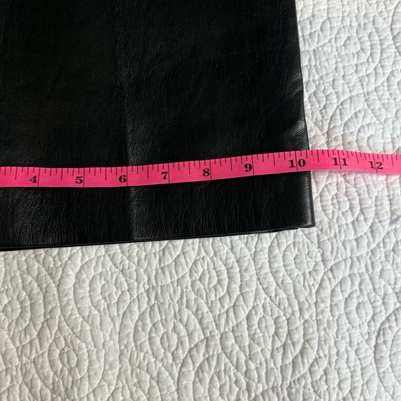 The Effortless Pant™ New
High-waisted wide-leg Vegan Leather pants si 10 - Picture 12 of 16